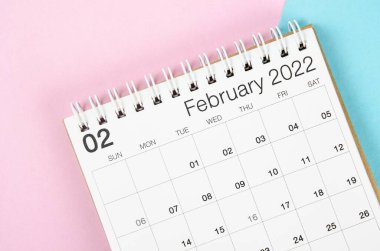 Güzel arkaplanda Şubat 2022 masa takvimi.