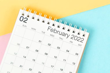 Çok renkli arkaplanda Şubat 2022 masa takvimi.