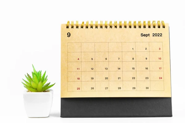 2022年9月白いテーブルの上の植物鍋付きデスクカレンダー — ストック写真