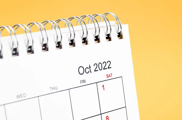 Nahaufnahme Oktober 2022 Schreibtischkalender Auf Gelbem Hintergrund — Stockfoto