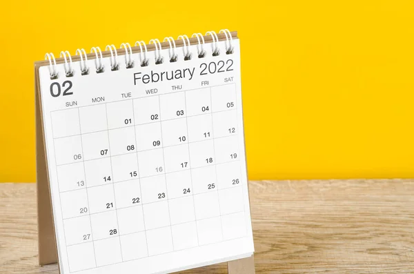 Der Tischkalender Februar 2022 Auf Holztisch Mit Gelbem Hintergrund — Stockfoto