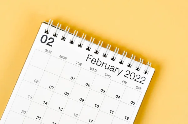 Calendário Mesa Fevereiro 2022 Fundo Amarelo Claro — Fotografia de Stock
