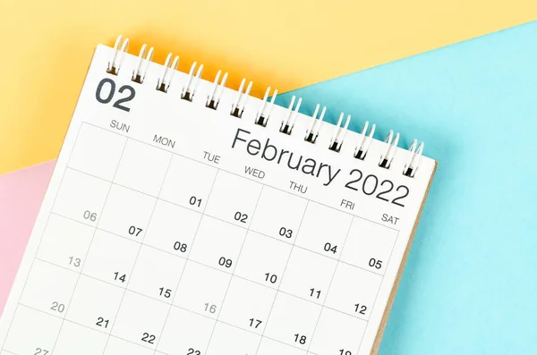Der Schreibtischkalender Für Februar 2022 Auf Buntem Hintergrund — Stockfoto