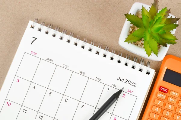 Juli 2022 Bureau Kalender Met Rekenmachine — Stockfoto