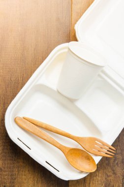 Çevre dostu, tek kullanımlık kağıt ambalaj yiyeceği ve kağıt bardak içmek için kullanılabilir..