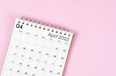 Pembe zemin üzerinde boş alan bulunan Nisan 2022 masa takvimi.
