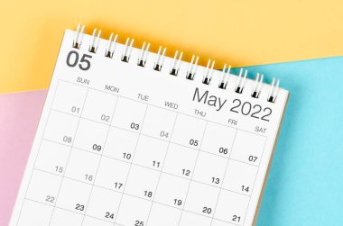 Çok renkli arkaplanda Mayıs 2022 masa takvimi.
