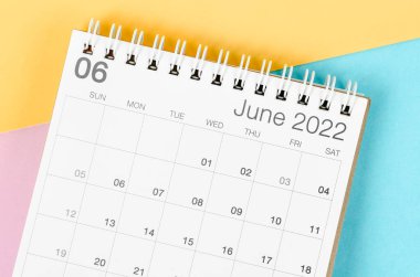 Çok renkli arkaplanda Haziran 2022 masa takvimi.