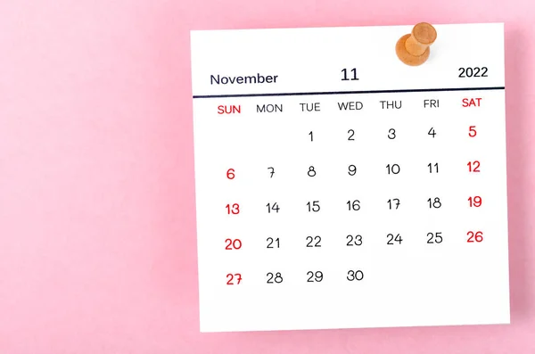 Listopad 2022 Kalendář Dřevěný Push Pin Růžovém Pozadí — Stock fotografie