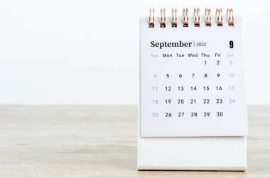 Tahta zemin üzerinde Eylül 2022 masa takvimi.