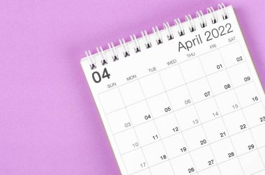 Açık mor arkaplanda Nisan 2022 masa takvimi.