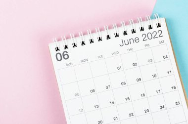 Güzel arkaplandaki Haziran 2022 masa takvimi.