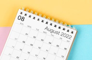 Çok renkli arkaplanda Ağustos 2022 masa takvimi.