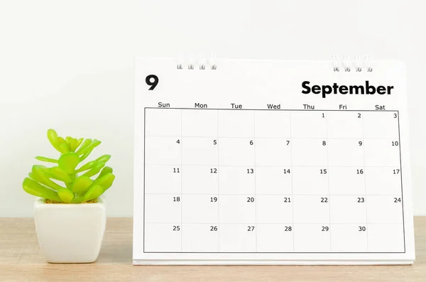 2022年9月的桌上日历 木桌上有盆栽 — 图库照片
