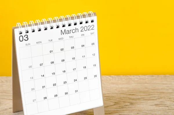 Maaliskuu 2022 Työpöytä Kalenteri Puinen Pöytä Keltainen Tausta — kuvapankkivalokuva