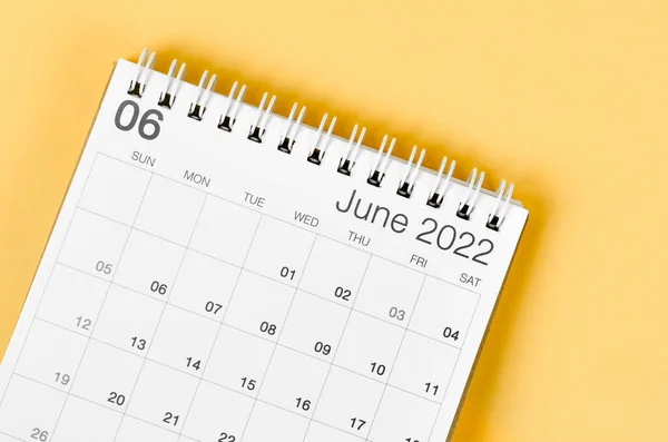Der Schreibtischkalender Juni 2022 Auf Hellgelbem Hintergrund — Stockfoto