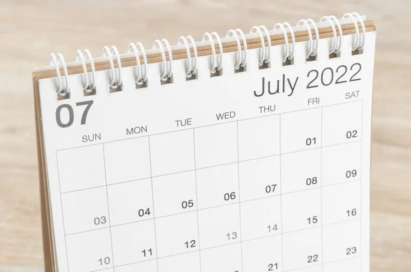 Der Schreibtischkalender Juli 2022 Auf Holzgrund — Stockfoto