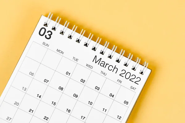 Calendario Escritorio Marzo 2022 Sobre Fondo Amarillo Claro —  Fotos de Stock