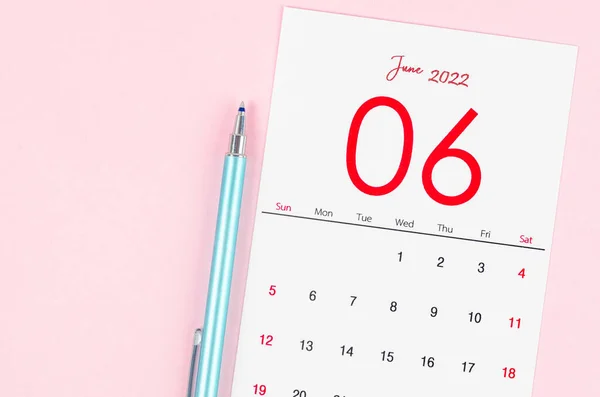 Calendario Junio 2022 Con Bolígrafo Sobre Fondo Rosa — Foto de Stock