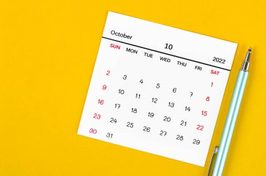 Sarı arkaplanda Ekim 2022 takvimi.