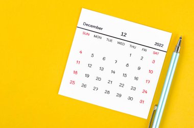 Sarı arkaplanda Aralık 2022 takvimi.