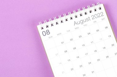 Açık mor arkaplanda Ağustos 2022 masa takvimi.