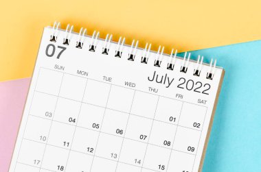 Çok renkli arkaplanda Temmuz 2022 masa takvimi.