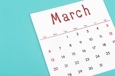 Açık mavi arkaplanda Mart 2022 takvim sayfasını kapat.