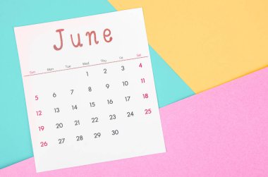 Çok renkli arkaplandaki Haziran 2022 takvimi.