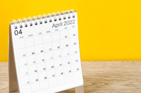Der Schreibtischkalender April 2022 Auf Holztisch Mit Gelbem Hintergrund — Stockfoto