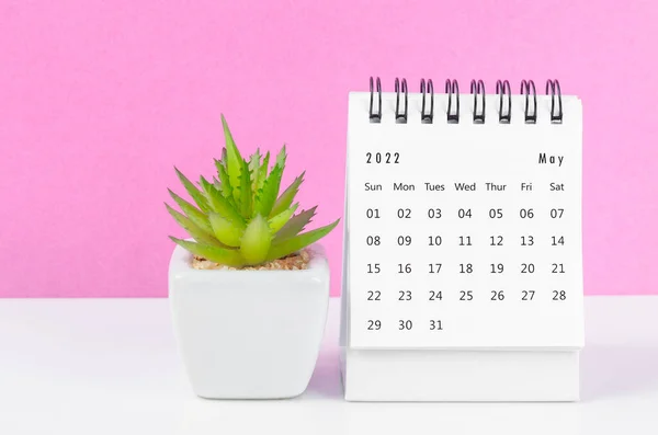 Calendario Escritorio Mayo 2022 Con Maceta Sobre Fondo Rosa — Foto de Stock