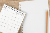 Červen 2022 stůl kalendář s prázdným papírovým listem pro váš text nebo zprávu na dřevěném pozadí.