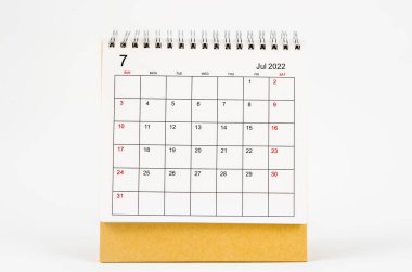 Beyaz arkaplanda Temmuz 2022 masa takvimi.