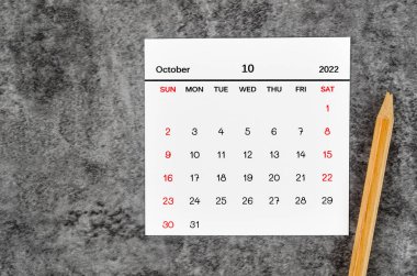 Ekim 2022 ve klasik koyu arkaplan üzerine tahta kalem..