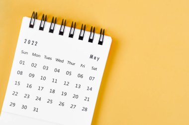 Açık sarı arkaplanda Mayıs 2022 masa takvimi.