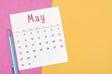 Çok renkli arkaplanı olan Mayıs 2022 takvimi.