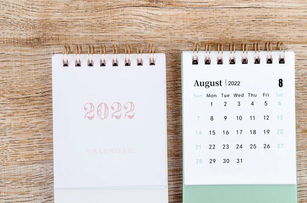 Der Schreibtischkalender August 2022 Auf Holzgrund — Stockfoto