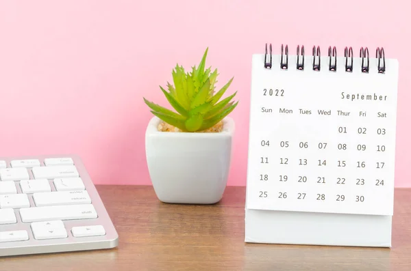 2022年9月木製テーブルの植物と机のカレンダー — ストック写真