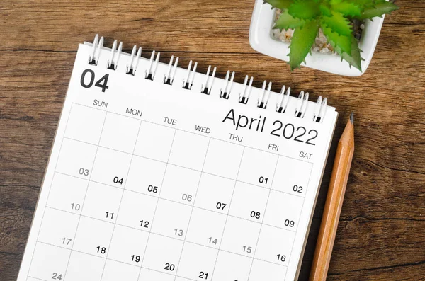 Schreibtischkalender April 2022 Mit Pflanze Auf Holztisch — Stockfoto