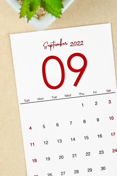 September 2022 Kalender Med Växtkruka Brunt Papper Bakgrund — Stockfoto