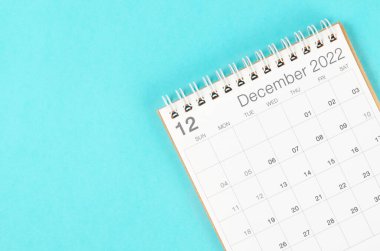 Aralık 2022 boş boşluklu mavi arkaplan masa takvimi.