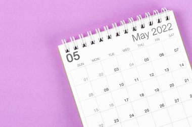 Açık mor arkaplanda Mayıs 2022 masa takvimi.