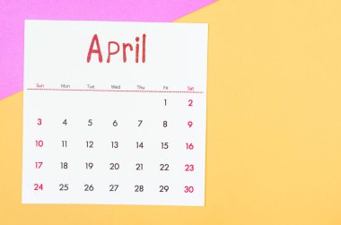 Çok renkli arkaplanda Nisan 2022 takvimi.