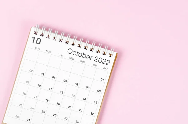 2022年10月のピンクの背景に空のスペースのデスクカレンダー — ストック写真