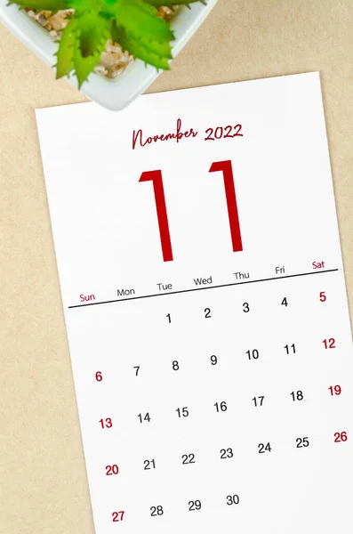 2022年11月的日历 带有褐色纸背景的花盆 — 图库照片