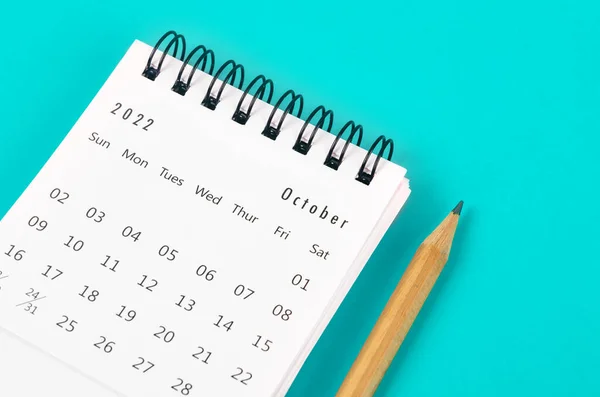 Calendario Escritorio Octubre 2022 Con Lápiz Madera Sobre Fondo Azul — Foto de Stock