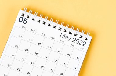 Açık sarı arkaplanda Mayıs 2022 masa takvimi.