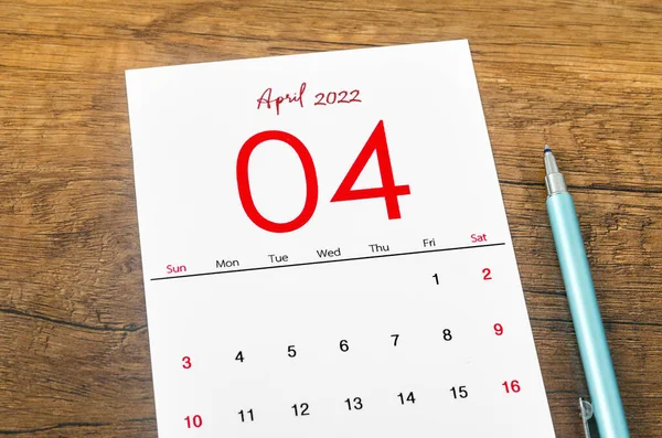 Calendário Abril 2022 Com Caneta Mesa Madeira — Fotografia de Stock