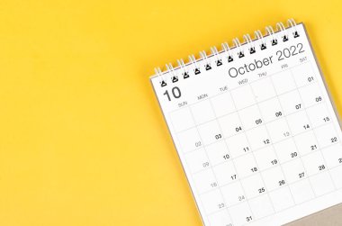 Açık sarı arkaplanda Aralık 2022 masa takvimi.