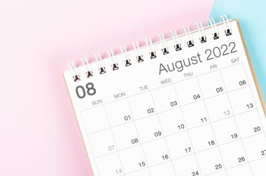 Güzel arkaplanda Ağustos 2022 masa takvimi.